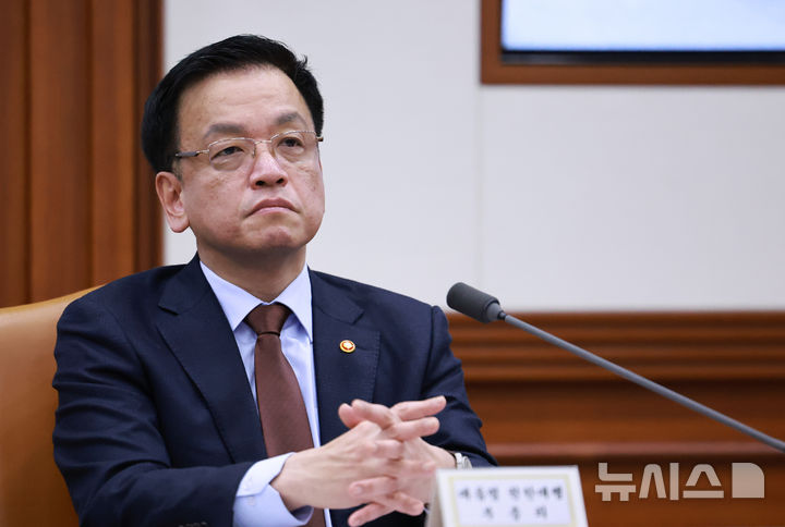 [서울=뉴시스] 조수정 기자 =마은혁 헌법재판관 후보자 임명을 보류한 최상목 대통령 권한대행 부총리 겸 기획재정부 장관이 직무유기 혐의로 고위공직자범죄수사처(공수처)에 고발됐다. 최 권한대행이 5일 정부서울청사에서 열린 '국정현안관계장관회의 겸 경제관계장관회의 겸 산업경쟁력강화관계장관회의'에 참석한 모습. (대통령실통신사진기자단) 2025.03.05. chocrystal@newsis.com