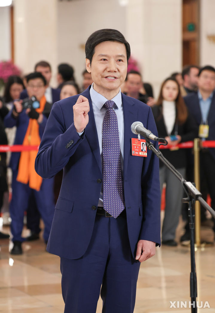 [베이징=신화/뉴시스] 중국 대표적인 IT기업 샤오미의 레이쥔 회장이 3일 전국인민대표대회(전인대)의 언론 집중 취재 행사인 ‘대표 통로’에서 기자들의 질문에 답하고 있다. 레이 회장은 전인대 대표 자격으로 회사는 기술 개발에 더 투자할 것이라고 밝혔다. 2025.03.05 