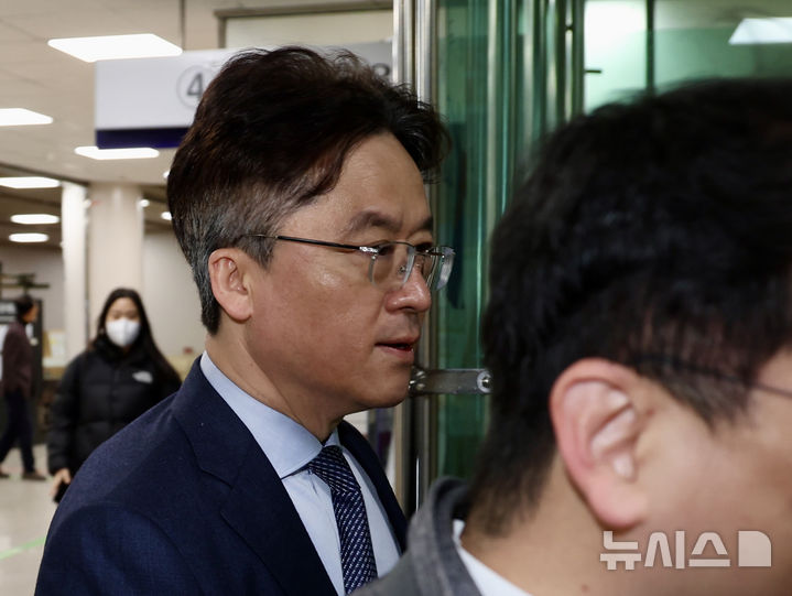 [서울=뉴시스] 김명년 기자 = 특경법상 횡령 등 혐의를 받는 박현종 전 BHC 회장이 5일 오전 서울 서초구 중앙지방법원에서 열린 구속 전 피의자 심문(영장실질심사)에 출석하고 있다. 2025.03.05. kmn@newsis.com