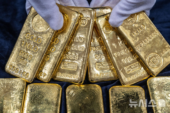 [인천=뉴시스] 박주성 기자 = 5일 오전 인천 중구 인천공항세관 수출입통관청사에서 직원이 금 밀수품을 공개하고 있다. 관세청은 최근 국내외 시세 차익을 노린 금 밀수가 증가함에 따라 금 밀수 차단을 위한 집중 단속에 나선다고 밝혔다. 2025.03.05. park7691@newsis.com