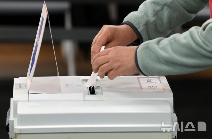 [부산=뉴시스] 하경민 기자 = 제1회 전국동시새마을금고이사장선거가 실시된 5일 부산 동래구 명륜동행정복지센터에 마련된 투표소를 찾은 유권자가 소중한 한표를 행사하고 있다. 2025.03.05. yulnetphoto@newsis.com