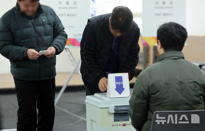[부산=뉴시스] 하경민 기자 = 제1회 전국동시새마을금고이사장선거가 실시된 5일 부산 동래구 명륜동행정복지센터에 마련된 투표소를 찾은 유권자가 소중한 한표를 행사하고 있다. 2025.03.05. yulnetphoto@newsis.com