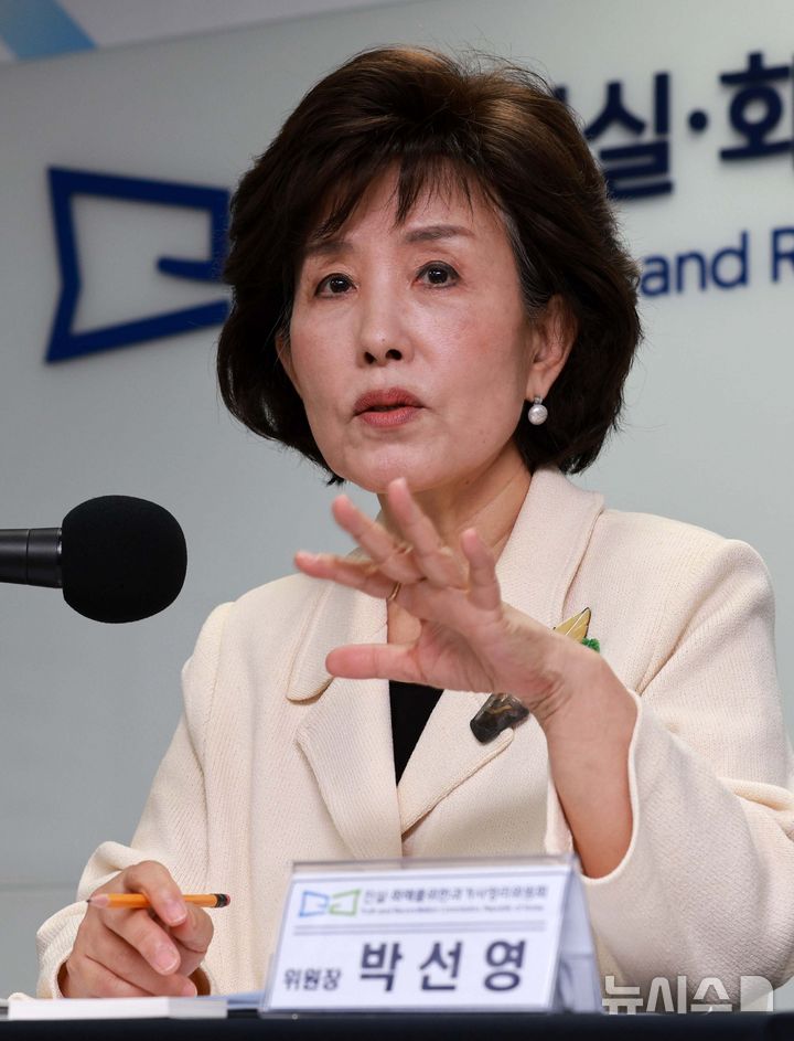 [서울=뉴시스] 고범준 기자 = 박선영 진실화해위원장이 5일 서울 중구 진실화해를위한과거사정리위원회에서 열린 제100차 위원회 기념 기자간담회에서 취재진 질문에 답변하고 있다. 2025.03.05. bjko@newsis.com