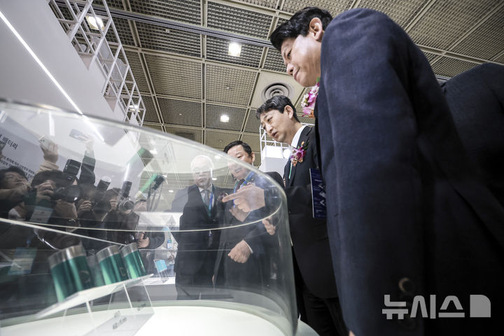[서울=뉴시스] 정병혁 기자 = 안덕근 산업통상자원부 장관을 비롯한 내빈들이 5일 서울 강남구 코엑스에서 열린 인터배터리 2025 SK온 부스에서 원통형 배터리를 살펴보고 있다. 2025.03.05. jhope@newsis.com
