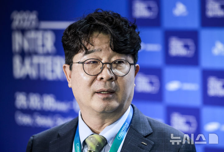 [서울=뉴시스] 정병혁 기자 = 엄기천 포스코 퓨처엠 사장이 5일 서울 강남구 코엑스에서 열린 인터배터리 2025에서 취재진의 질문에 답하고 있다. 2025.03.05. jhope@newsis.com