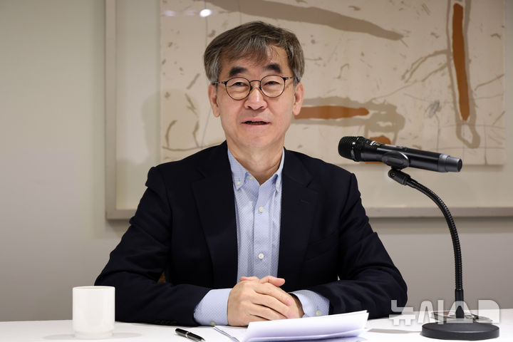 [서울=뉴시스] 박진희 기자 = 윤철호 대한출판문화협회 회장이 5일 서울 중구 한 식당에서 '2025년 신년 기자간담회'를 하고 있다. 2025.03.05. pak7130@newsis.com