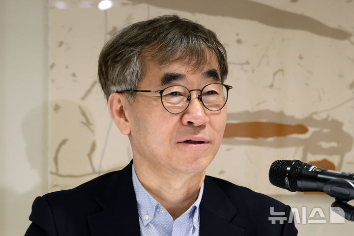 [서울=뉴시스] 박진희 기자 = 윤철호 대한출판문화협회 회장이 5일 서울 중구 한 식당에서 '2025년 신년 기자간담회'를 하고 있다. 2025.03.05. pak7130@newsis.com