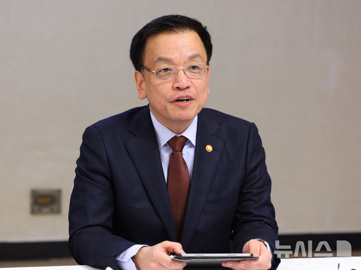 [서울=뉴시스] 최진석 기자 = 최상목 대통령 권한대행 부총리 겸 기획재정부 장관이 5일 정부서울청사에서 열린 의료개혁특위 민간위원 오찬간담회에서 발언하고 있다. 2025.03.05. myjs@newsis.com