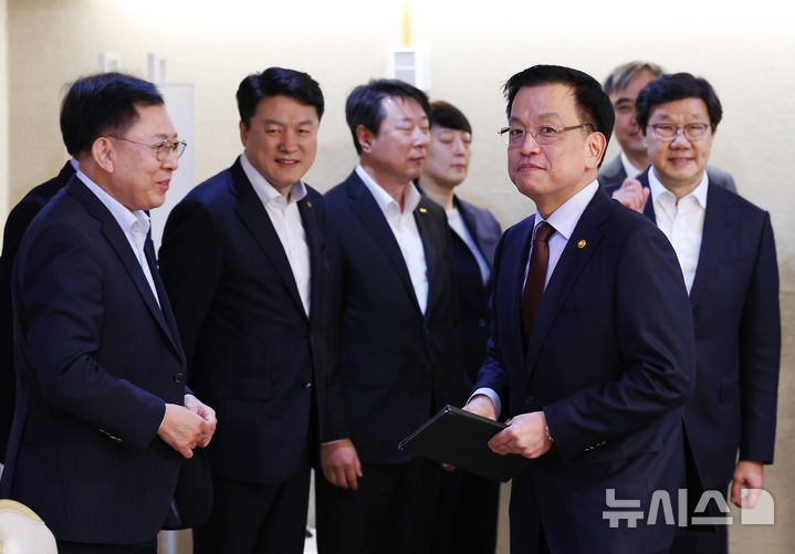 [서울=뉴시스] 최진석 기자 = 최상목 대통령 권한대행 부총리 겸 기획재정부 장관이 5일 정부서울청사에서 열린 의료개혁특위 민간위원 오찬간담회에 입장하고 있다. 오른쪽은 노연홍 의료개혁특위 위원장. 2025.03.05. myjs@newsis.com
