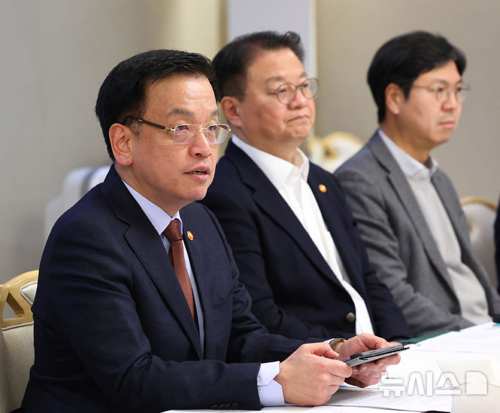 [서울=뉴시스] 최진석 기자 = 최상목 대통령 권한대행 부총리 겸 기획재정부 장관이 5일 정부서울청사에서 열린 의료개혁특위 민간위원 오찬간담회에서 발언하고 있다. 2025.03.05. myjs@newsis.com