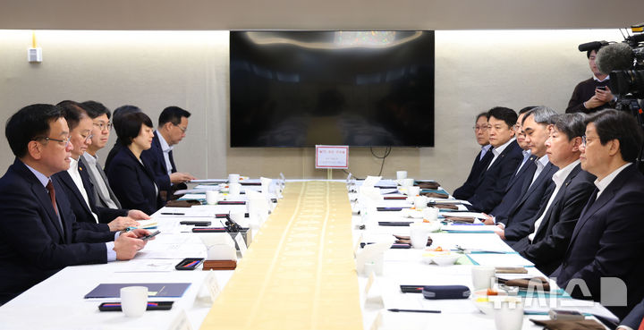 [서울=뉴시스] 최진석 기자 = 최상목 대통령 권한대행 부총리 겸 기획재정부 장관이 5일 정부서울청사에서 열린 의료개혁특위 민간위원 오찬간담회에서 발언하고 있다. 2025.03.05. myjs@newsis.com