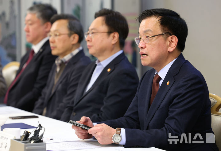[서울=뉴시스] 최진석 기자 = 최상목 대통령 권한대행 부총리 겸 기획재정부 장관이 5일 정부서울청사에서 열린 의료개혁특위 민간위원 오찬간담회에서 발언하고 있다. 2025.03.05. myjs@newsis.com