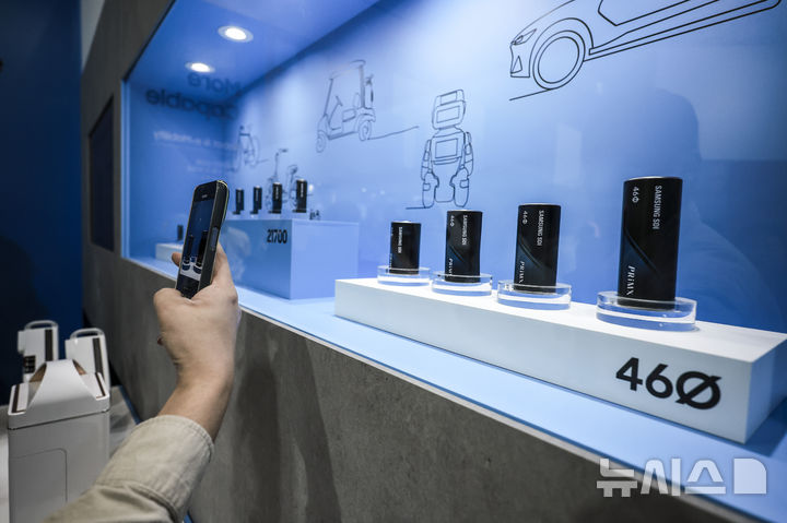 [서울=뉴시스] 정병혁 기자 = 5일 서울 강남구 코엑스에서 열린 인터배터리 2025에서 삼성SDI 부스를 찾은 참관객들이 원통형 배터리를 살펴보고 있다. 2025.03.05. jhope@newsis.com