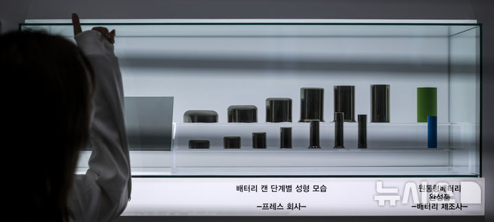 [서울=뉴시스] 정병혁 기자 = 5일 서울 강남구 코엑스에서 열린 인터배터리 2025에서 포스코 부스에 배터리 성형 모습이 전시되어 있다. 2025.03.05. jhope@newsis.com