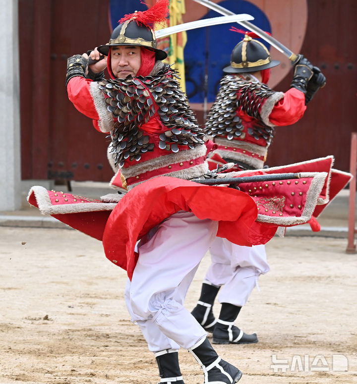 [수원=뉴시스] 김종택 기자 = 만물이 겨울잠에서 깨어난다는 경칩인 5일 경기도 수원시 팔달구 화성행궁에서 수원시립공연단원들이 혹한기 정기휴연을 마치고 재개된 무예24기 공연을 펼치고 있다. 2025.03.05. jtk@newsis.com