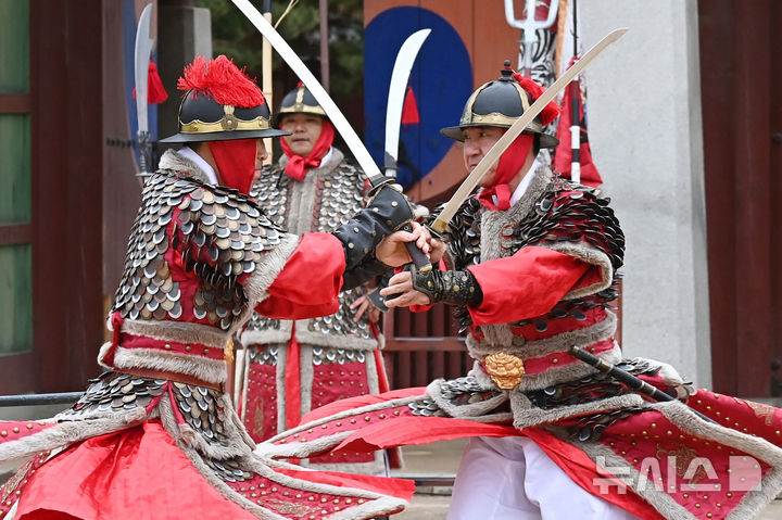 [수원=뉴시스] 김종택 기자 = 만물이 겨울잠에서 깨어난다는 경칩인 5일 경기도 수원시 팔달구 화성행궁에서 수원시립공연단원들이 혹한기 정기휴연을 마치고 재개된 무예24기 공연을 펼치고 있다. 2025.03.05. jtk@newsis.com