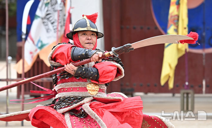 [수원=뉴시스] 김종택 기자 = 만물이 겨울잠에서 깨어난다는 경칩인 5일 경기도 수원시 팔달구 화성행궁에서 수원시립공연단원들이 혹한기 정기휴연을 마치고 재개된 무예24기 공연을 펼치고 있다. 2025.03.05. jtk@newsis.com