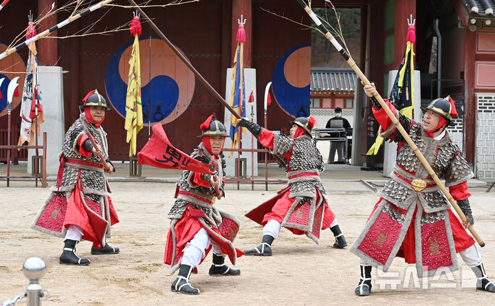 [수원=뉴시스] 김종택 기자 = 만물이 겨울잠에서 깨어난다는 경칩인 5일 경기도 수원시 팔달구 화성행궁에서 수원시립공연단원들이 혹한기 정기휴연을 마치고 재개된 무예24기 공연을 펼치고 있다. 2025.03.05. jtk@newsis.com