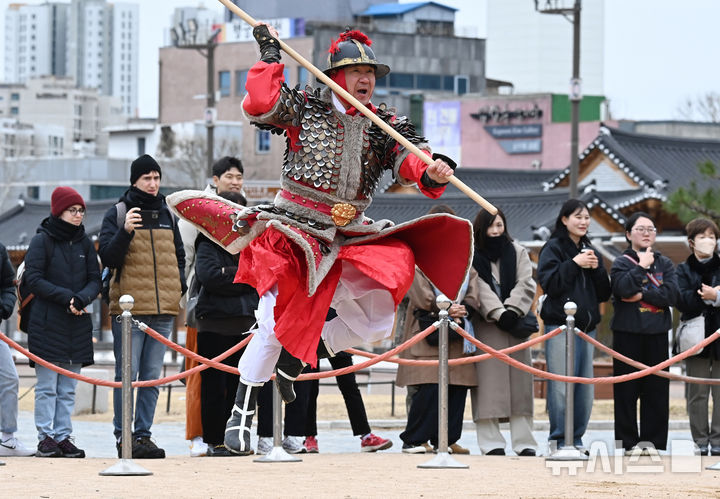 [수원=뉴시스] 김종택 기자 = 만물이 겨울잠에서 깨어난다는 경칩인 5일 경기도 수원시 팔달구 화성행궁에서 수원시립공연단원들이 혹한기 정기휴연을 마치고 재개된 무예24기 공연을 펼치고 있다. 2025.03.05. jtk@newsis.com