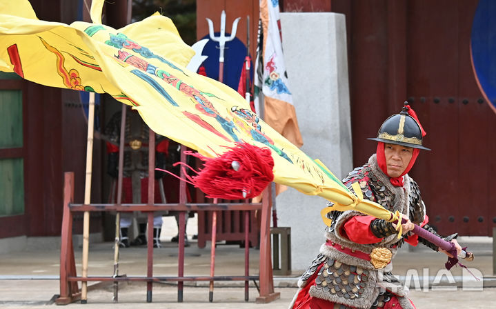 [수원=뉴시스] 김종택 기자 = 만물이 겨울잠에서 깨어난다는 경칩인 5일 경기도 수원시 팔달구 화성행궁에서 수원시립공연단원들이 혹한기 정기휴연을 마치고 재개된 무예24기 공연을 펼치고 있다. 2025.03.05. jtk@newsis.com