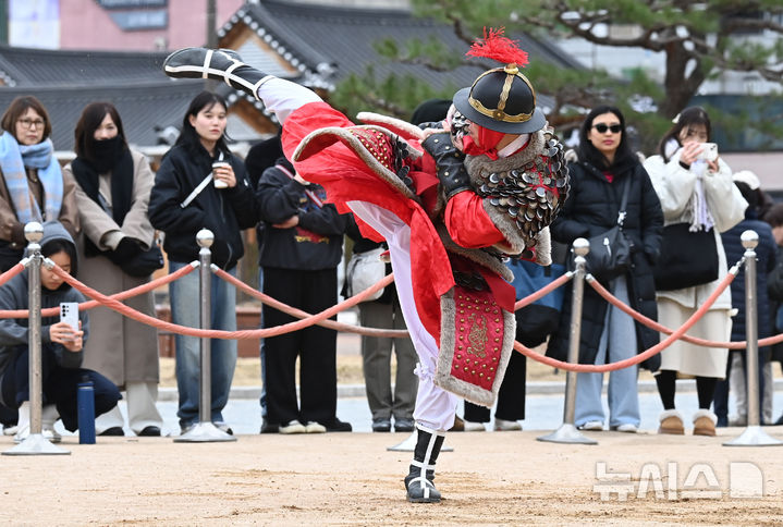 [수원=뉴시스] 김종택 기자 = 만물이 겨울잠에서 깨어난다는 경칩인 5일 경기도 수원시 팔달구 화성행궁에서 수원시립공연단원들이 혹한기 정기휴연을 마치고 재개된 무예24기 공연을 펼치고 있다. 2025.03.05. jtk@newsis.com