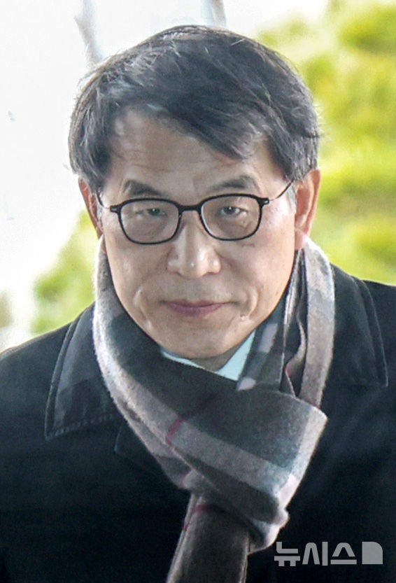 [과천=뉴시스] 김진아 기자 = 노태악 중앙선거관리위원장이 5일 경기 과천 중앙선관위로 들어서고 있다. 2025.03.05. bluesoda@newsis.com