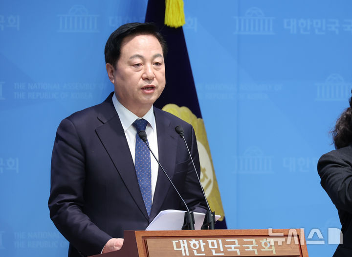 [서울=뉴시스] 고승민 기자 = 김두관 전 의원이 5일 서울 여의도 국회 소통관에서 내전 종식, 개헌 및 선거법 개정 등 기자회견을 하고 있다. 2025.03.05. kkssmm99@newsis.com