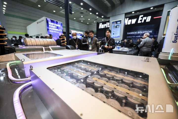 [서울=뉴시스] 정병혁 기자 = 5일 서울 강남구 코엑스에서 열린 인터배터리 2025를 찾은 참관객들이 금양 부스에서 전기차 배터리를 살펴보고 있다. 2025.03.05. jhope@newsis.com