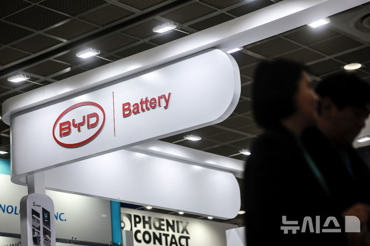 [서울=뉴시스] 정병혁 기자 = 올해 중국 자동차 업체의 신차판매량이 사상 처음으로 1위를 기록할 것이라고 30일 일본 니혼게이자이신문(닛케이)이 보도했다. 사진은 지난 3월 5일 서울 강남구 코엑스에서 열린 인터배터리 2025에 중국 전기차 업체인 BYD 부스가 설치되어 있는 모습. 2025.12.30. jhope@newsis.com