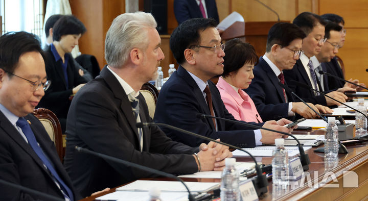 [서울=뉴시스] 최진석 기자 = 최상목 대통령 권한대행 부총리 겸 기획재정부 장관이 5일 정부서울청사에서 외국인정책위원회를 주재하고 있다. (대통령실통신사진기자단) 2025.03.05. myjs@newsis.com