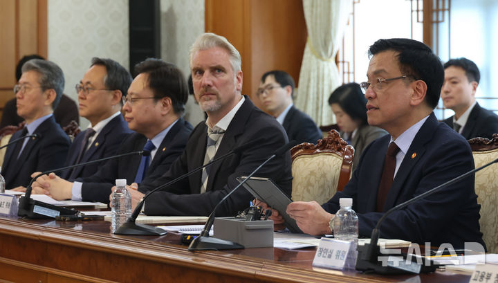 [서울=뉴시스] 최진석 기자 = 최상목 대통령 권한대행 부총리 겸 기획재정부 장관이 5일 정부서울청사에서 외국인정책위원회를 주재하고 있다. (대통령실통신사진기자단) 2025.03.05. myjs@newsis.com