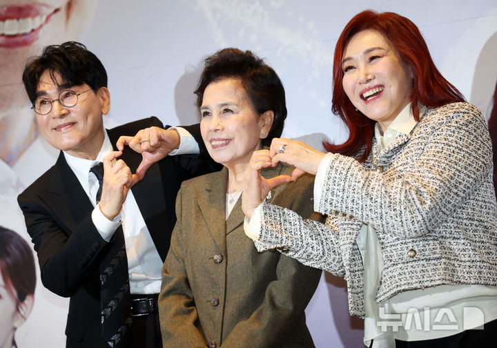 [서울=뉴시스] 홍효식 기자 = 가수 이미자(가운데), 조항조(왼쪽), 주현미가 5일 오후 서울 마포구 스탠포드호텔에서 열린 '전통가요 헌정 공연, 맥(脈)을 이음' 기자간담회에서 기념촬영하고 있다.데뷔 66주년을 맞은 '엘리지의 여왕' 이미자는 다음 달 26일(토), 27일(일) 양일간 서울 종로구 세종문화회관 대극장에서 '이미자 전통가요 헌정 공연, 맥(脈)을 이음'으로 팬들을 만난다. 2025.03.05. yesphoto@newsis.com