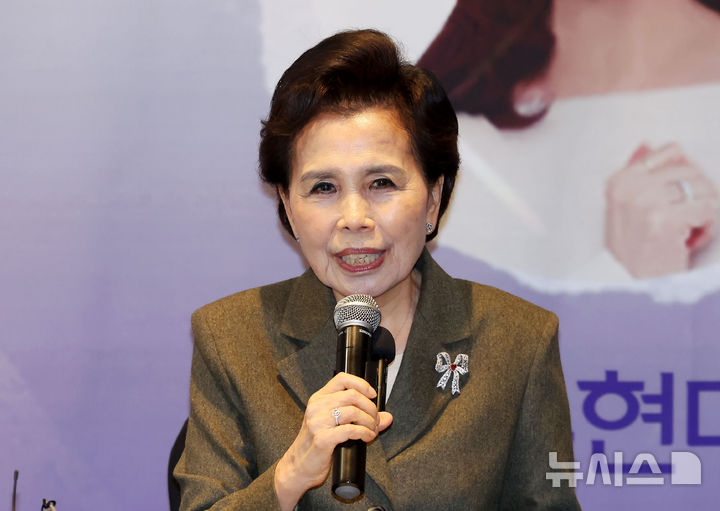 [서울=뉴시스] 홍효식 기자 = 가수 이미자가 5일 오후 서울 마포구 스탠포드호텔에서 열린 '전통가요 헌정 공연, 맥(脈)을 이음' 기자간담회에서 취재진 질문에 답하고 있다.데뷔 66주년을 맞은 '엘리지의 여왕' 이미자는 다음 달 26일(토), 27일(일) 양일간 서울 종로구 세종문화회관 대극장에서 '이미자 전통가요 헌정 공연, 맥(脈)을 이음'으로 팬들을 만난다. 2025.03.05. yesphoto@newsis.com