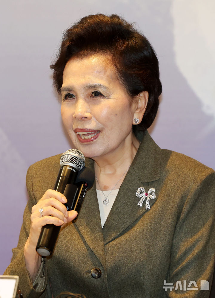 [서울=뉴시스] 홍효식 기자 = 가수 이미자가 5일 오후 서울 마포구 스탠포드호텔에서 열린 '전통가요 헌정 공연, 맥(脈)을 이음' 기자간담회에서 취재진 질문에 답하고 있다.데뷔 66주년을 맞은 '엘리지의 여왕' 이미자는 다음 달 26일(토), 27일(일) 양일간 서울 종로구 세종문화회관 대극장에서 '이미자 전통가요 헌정 공연, 맥(脈)을 이음'으로 팬들을 만난다. 2025.03.05. yesphoto@newsis.com