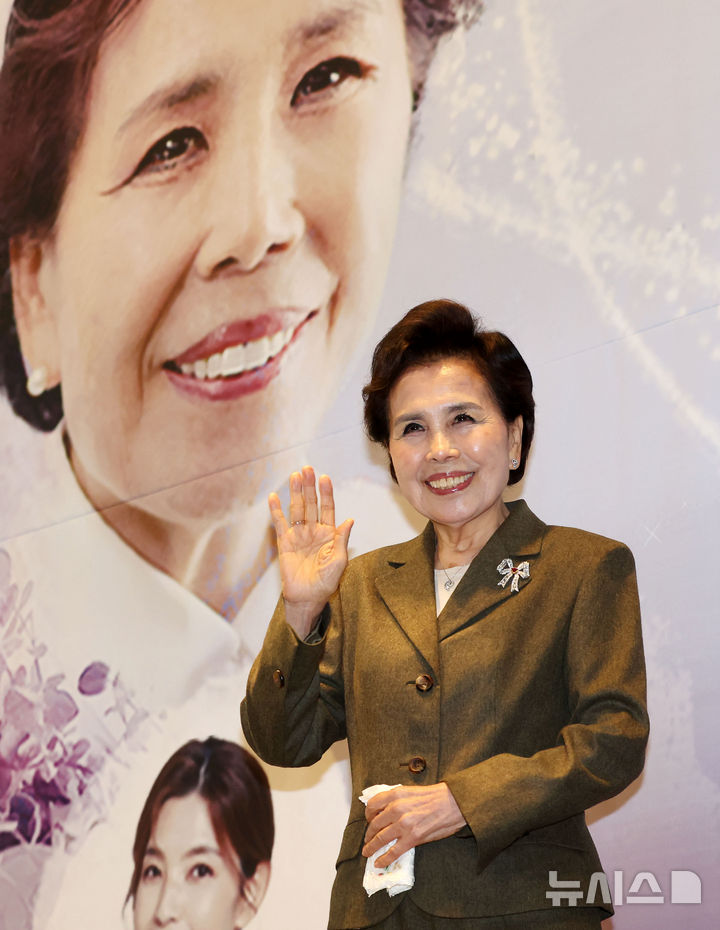 [서울=뉴시스] 홍효식 기자 = 가수 이미자가 5일 오후 서울 마포구 스탠포드호텔에서 열린 '전통가요 헌정 공연, 맥(脈)을 이음' 기자간담회에서 기념촬영하고 있다.데뷔 66주년을 맞은 '엘리지의 여왕' 이미자는 다음 달 26일(토), 27일(일) 양일간 서울 종로구 세종문화회관 대극장에서 '이미자 전통가요 헌정 공연, 맥(脈)을 이음'으로 팬들을 만난다. 2025.03.05. yesphoto@newsis.com