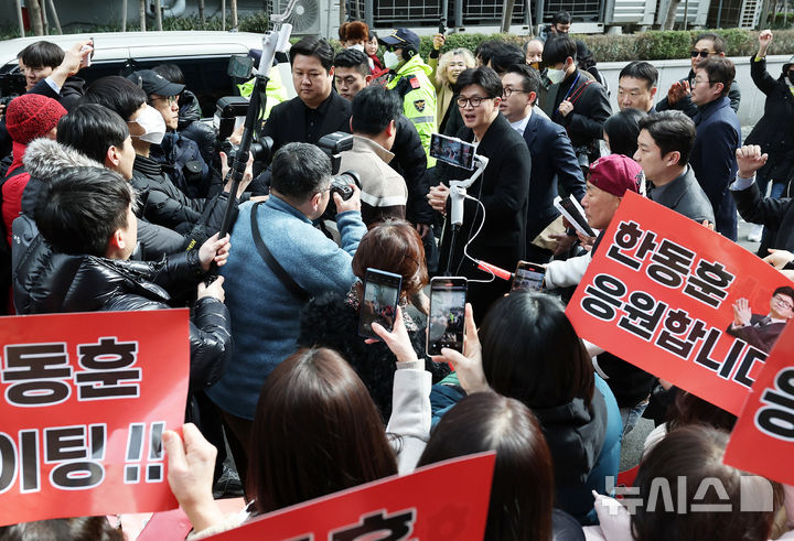 [서울=뉴시스] 박주성 기자 = 한동훈 전 국민의힘 대표가 5일 오후 서울 마포구 청년문화공간JU에서 열린 '한동훈의 선택, 국민이 먼저입니다' 북콘서트에 참석하며 지지자들과 인사를 나누고 있다. 2025.03.05. park7691@newsis.com