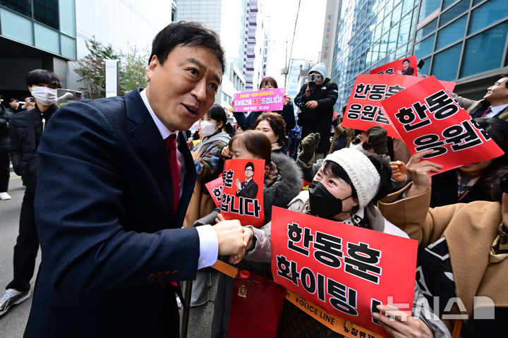 [서울=뉴시스] 박주성 기자 = 정성국 국민의힘 의원이 5일 오후 서울 마포구 청년문화공간JU에서 열린 한동훈 전 국민의힘 대표 저서 '국민이 먼저입니다' 북콘서트 행사에 참석하며 지지자들과 인사하고 있다. 2025.03.05. park7691@newsis.com.