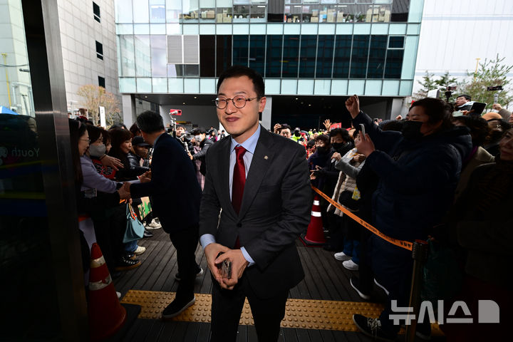 [서울=뉴시스] 박주성 기자 = 김상욱 국민의힘 의원이 5일 오후 서울 마포구 청년문화공간JU에서 열린 한동훈 전 국민의힘 대표 저서 '국민이 먼저입니다' 북콘서트 행사에 참석하고 있다. 2025.03.05. park7691@newsis.com.