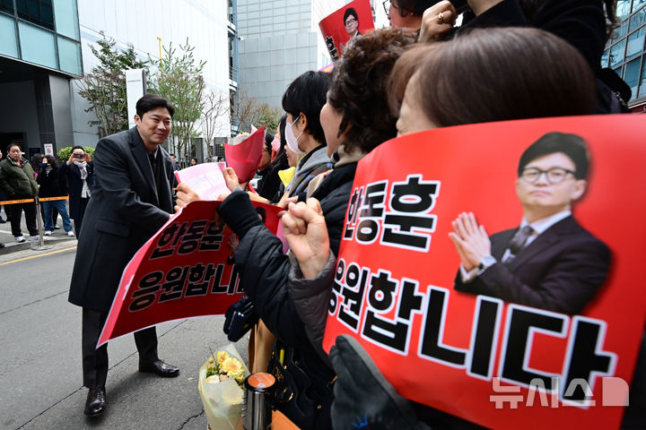 [서울=뉴시스] 박주성 기자 = 진종오 국민의힘 의원이 5일 오후 서울 마포구 청년문화공간JU에서 열린 한동훈 전 국민의힘 대표 저서 '국민이 먼저입니다' 북콘서트 행사에 참석하며 지지자들과 인사하고 있다. 2025.03.05. park7691@newsis.com.