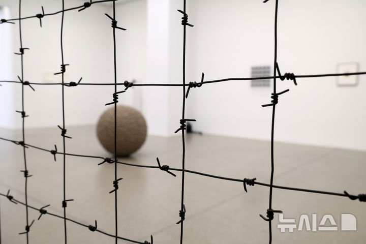 [서울=뉴시스] 박진희 기자 = 화이트 큐브는 5일 서울 강남구 화이트 큐브 서울에서 모나 하툼(Mona Hatoum) 작가의 한국 첫 개인전 전시를 개최하고 주요 작품을 선보이고 있다. 레바논 베이루트 출신으로 팔레스타인 가정에 태어난 작가의 전시는 설치, 조각, 비디오, 사진, 종이 작품에 걸쳐 있다. 2025.03.04. pak7130@newsis.com