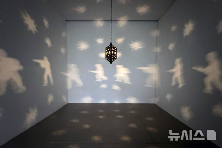 [서울=뉴시스] 박진희 기자 = 화이트 큐브는 5일 서울 강남구 화이트 큐브 서울에서 모나 하툼(Mona Hatoum) 작가의 한국 첫 개인전 전시를 개최하고 주요 작품을 선보이고 있다.2025.03.04. pak7130@newsis.com