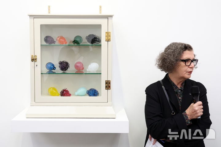 [서울=뉴시스] 박진희 기자 = 화이트 큐브는 5일 서울 강남구 화이트 큐브 서울에서 모나 하툼(Mona Hatoum) 작가의 한국 첫 개인전 전시를 개최하고 주요 작품을 선보이고 있다. 레바논 베이루트 출신으로 팔레스타인 가정에 태어난 작가의 전시는 설치, 조각, 비디오, 사진, 종이 작품에 걸쳐 있다. 2025.03.04. pak7130@newsis.com