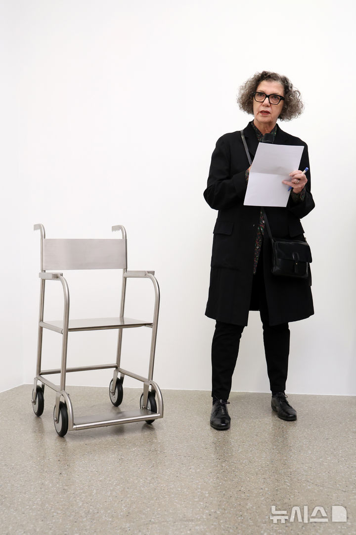 [서울=뉴시스] 박진희 기자 = 화이트 큐브는 5일 서울 강남구 화이트 큐브 서울에서 모나 하툼(Mona Hatoum) 작가의 한국 첫 개인전 전시를 개최하고 주요 작품을 선보이고 있다. 레바논 베이루트 출신으로 팔레스타인 가정에 태어난 작가의 전시는 설치, 조각, 비디오, 사진, 종이 작품에 걸쳐 있다. 2025.03.04. pak7130@newsis.com