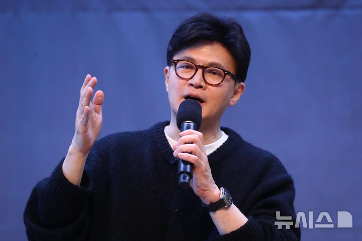 [서울=뉴시스] 박주성 기자 = 한동훈 전 국민의힘 대표가 5일 서울 마포구 청년문화공간JU에서 열린 '국민이 먼저입니다' 발간 기념 북콘서트에서 발언하고 있다. (공동취재) 2025.03.05. photo@newsis.com