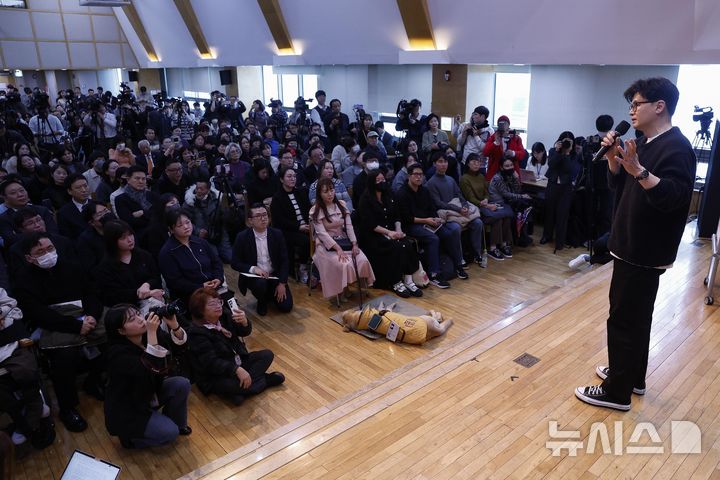 [서울=뉴시스] 박주성 기자 = 한동훈 전 국민의힘 대표가 5일 서울 마포구 청년문화공간JU에서 열린 '국민이 먼저입니다' 발간 기념 북콘서트에서 발언하고 있다. (공동취재) 2025.03.05. photo@newsis.com