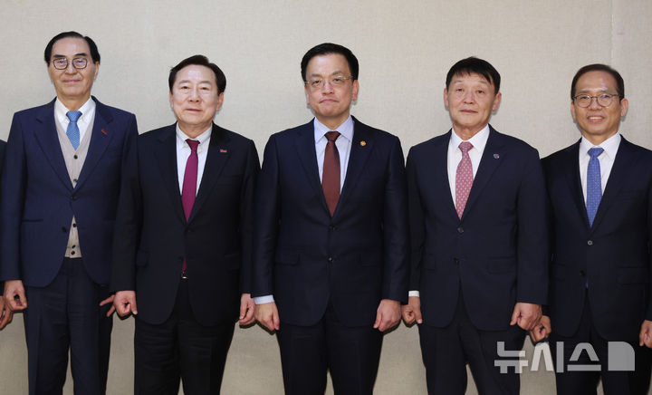 [서울=뉴시스] 조수정 기자 = 최상목(가운데) 대통령 권한대행 부총리 겸 기획재정부 장관이 5일 정부서울청사에서 열린 미주한인상공회의소총연합회(미주한상) 임원진 면담에 앞서 이경철(왼쪽 네번째) 미주한상 회장, 김기문(왼쪽 두번째) 중소기업중앙회장 등 임원진과 기념촬영을 하고 있다. 2025.03.05. chocrystal@newsis.com