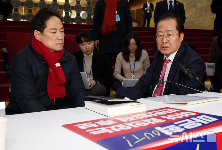 [서울=뉴시스] 조성우 기자 = 홍준표(오른쪽) 대구시장이 5일 오후 서울 여의도 국회에서 마은혁 헌법재판관 후보자 임명에 반대하는 무기한 단식 농성을 하는 박수영 의원을 격려 방문해 대화하고 있다. 2025.03.05. xconfind@newsis.com