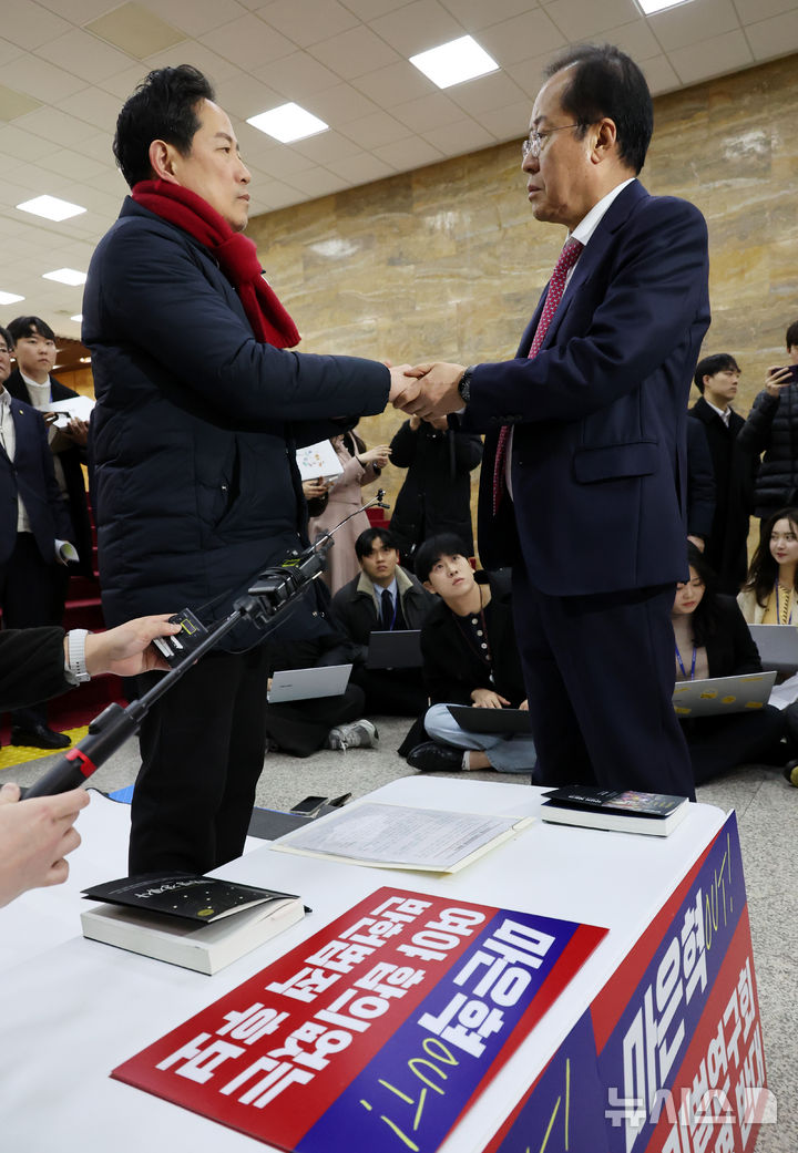 [서울=뉴시스] 조성우 기자 = 홍준표(오른쪽) 대구시장이 5일 오후 서울 여의도 국회에서 마은혁 헌법재판관 후보자 임명에 반대하는 무기한 단식 농성을 하는 박수영 의원을 격려 방문해 인사하고 있다. 2025.03.05. xconfind@newsis.com