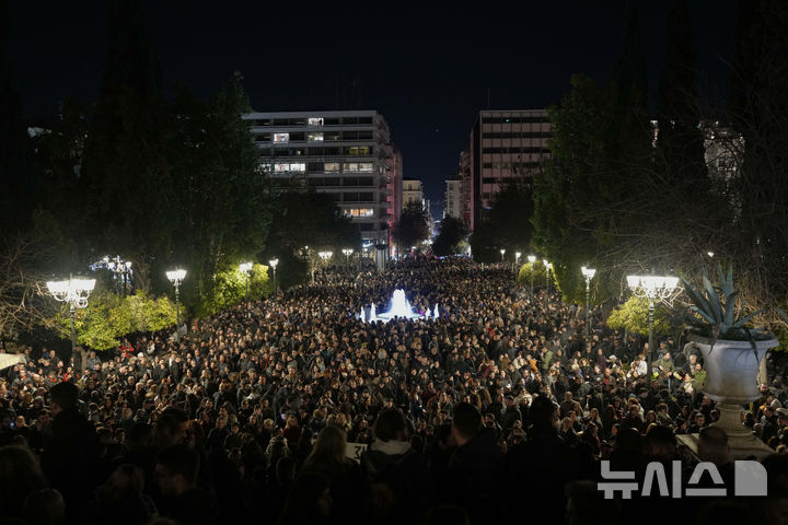 [아테네=AP/뉴시스] 5일(현지 시간) 그리스 아테네에서 반정부 시위대가 2년 전 열차 참사 진상 규명과 책임자 처벌을 요구하며 시위하고 있다. 2023년 2월 28일 테살리아주 템피에서 승객 350명이 탄 열차가 화물 열차와 충돌해 57명이 숨졌고 시위대는 참사 2주년을 맞아 시위를 이어오고 있다. 그리스 정부는 의회의&nbsp; 내각 불신임안 제출에 개각을 단행, 3월 15일 취임식을 거행했다. 2025.03.16.