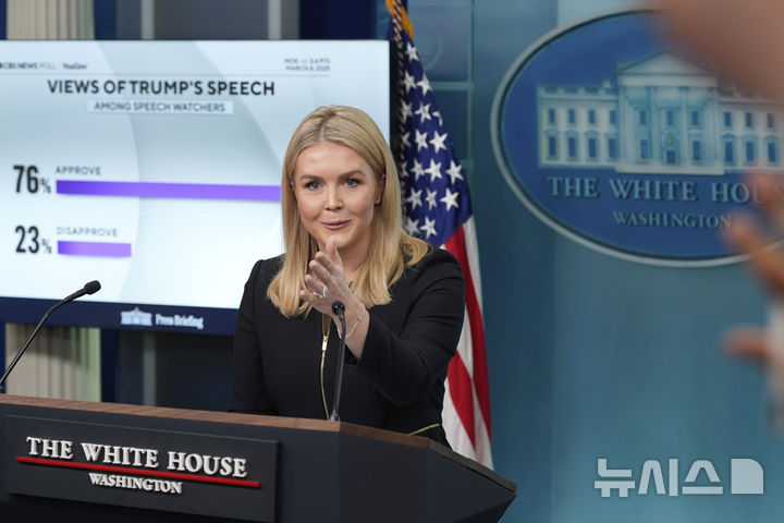 [워싱턴=AP/뉴시스]캐롤라인 레빗 백악관 대변인이 5일(현지 시간) 백악관 정례브리핑에서 취재진 질문에 답변하고 있다. 2025.03.06.